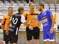 Futsal-scheidsrechter Jiri Bergs in actie